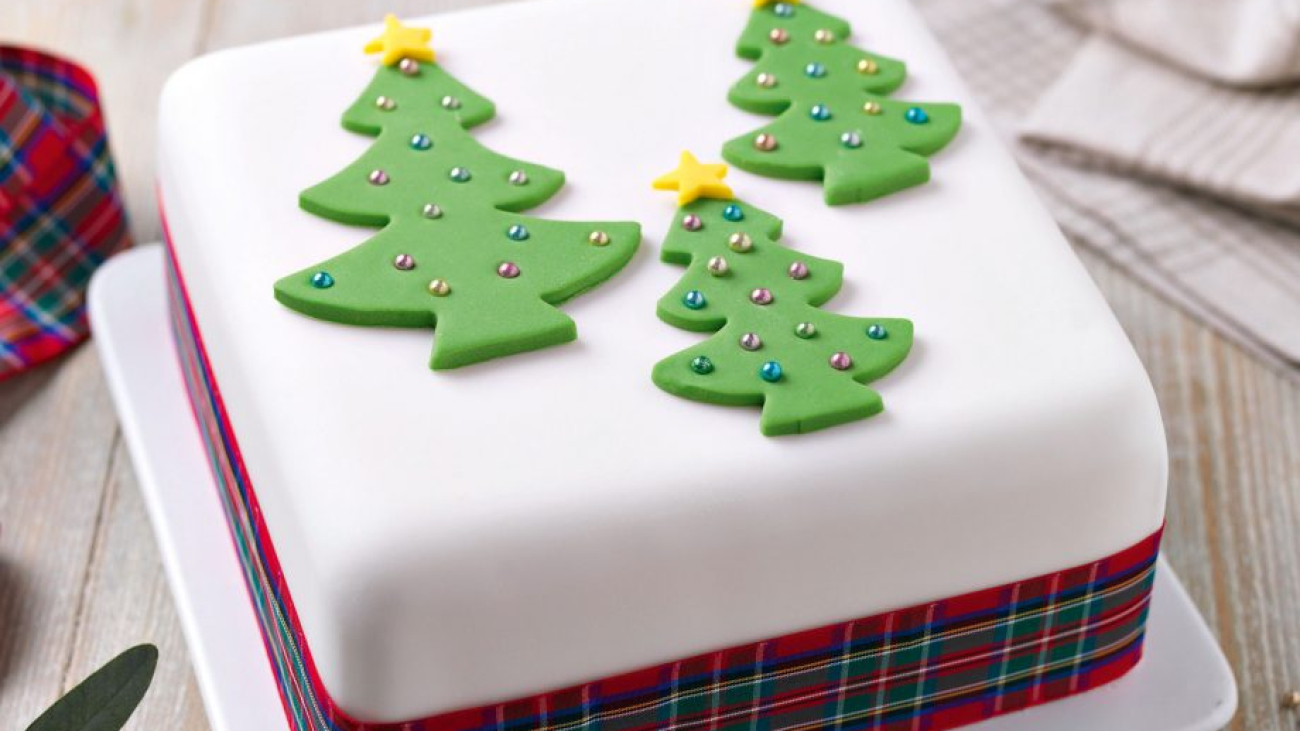 Three trees Christmas cake 920x605