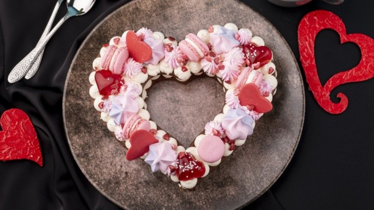 top view valentines day heart shaped cake plate 23 2148389641